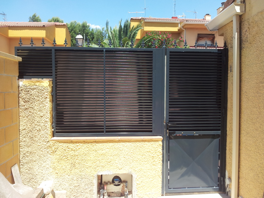 PUERTA Y REJA DE ENTRADA A CHALET