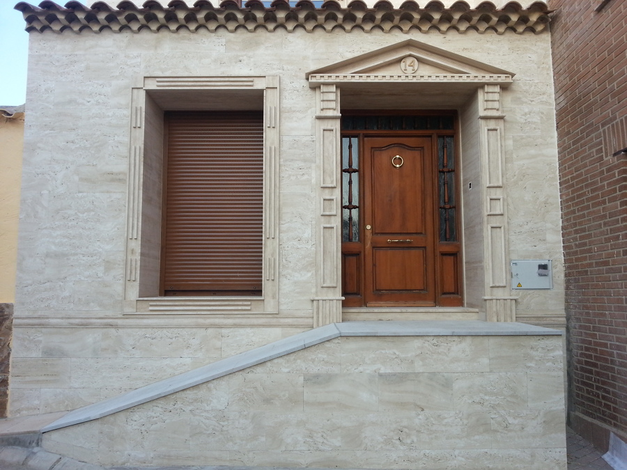 Fachada en travertino