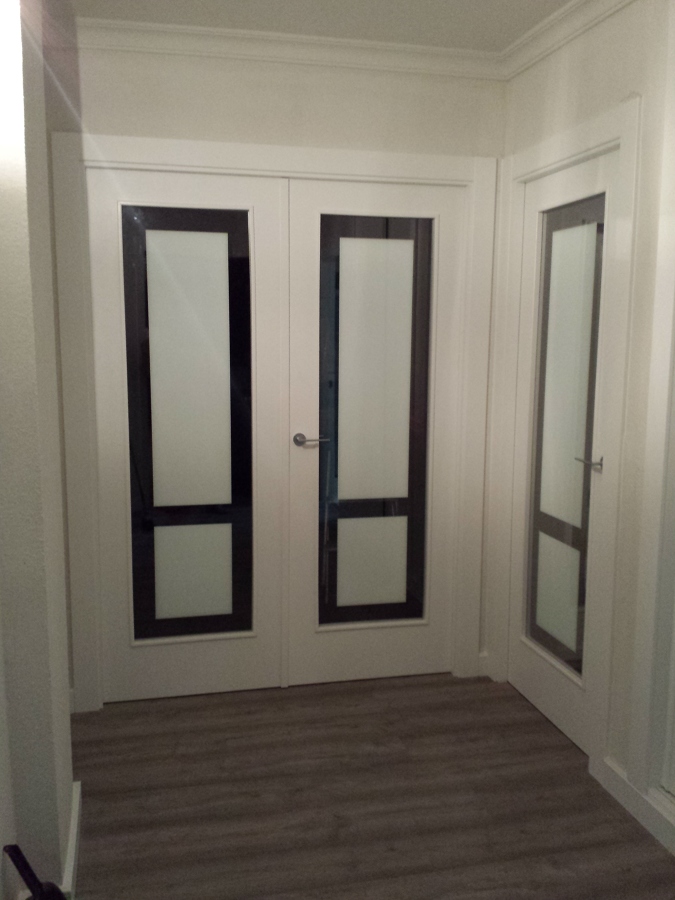 PUERTAS ABATIBLES LACADAS BLANCAS CRISTALERAS 1V