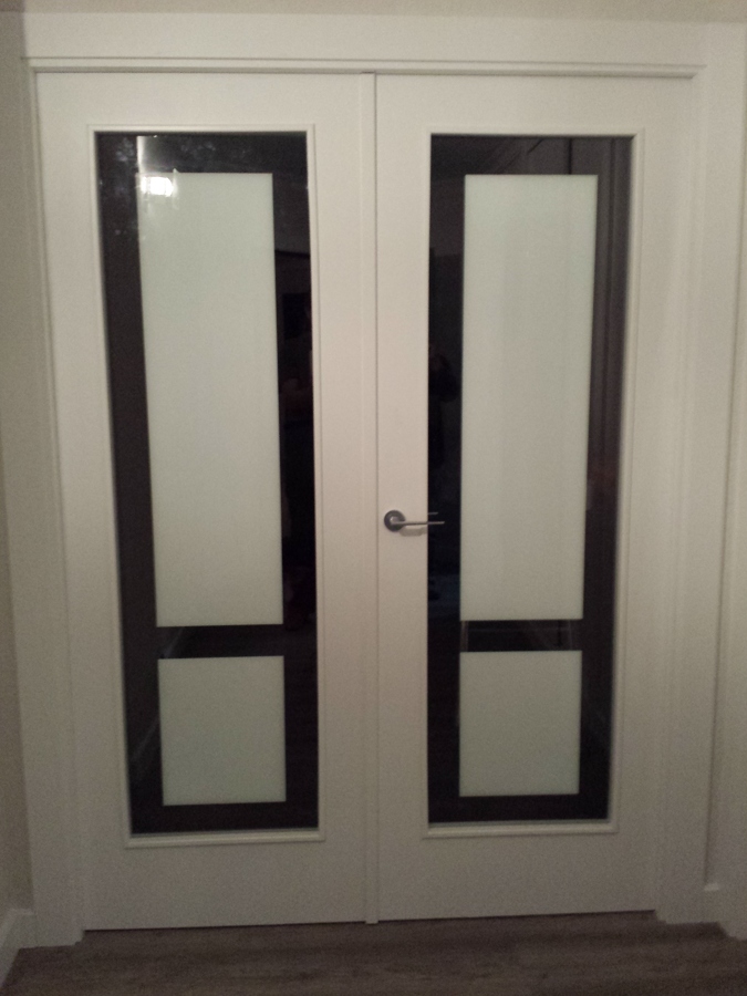 PUERTAS ABATIBLES LACADAS BLANCAS CRISTALERAS 1V