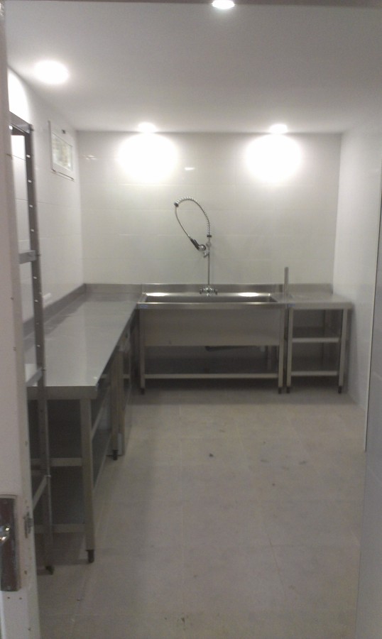 Zona de lavado en cocina industrial