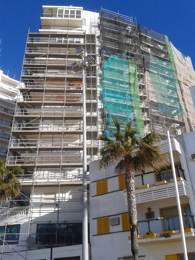 Andamios en fachada edificio, Rota