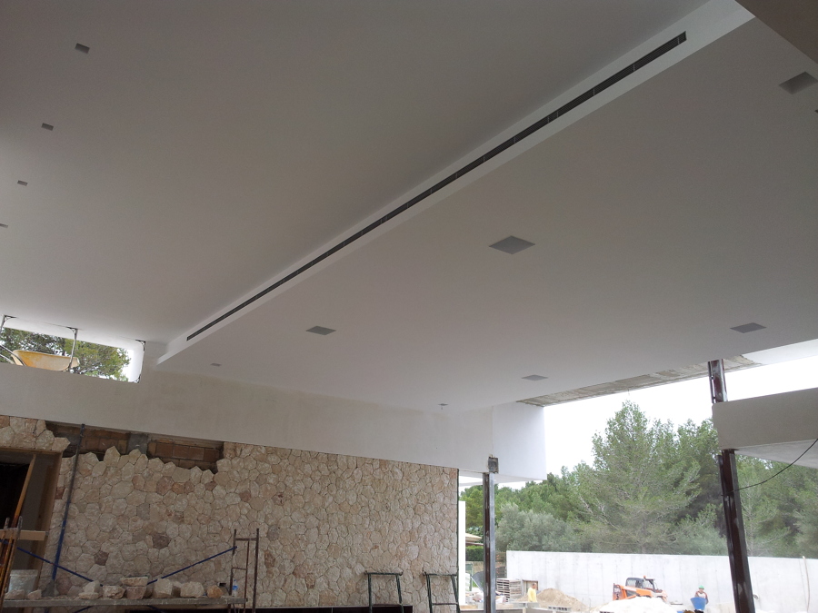 techo de diferentes alturas con rejillas de A/A