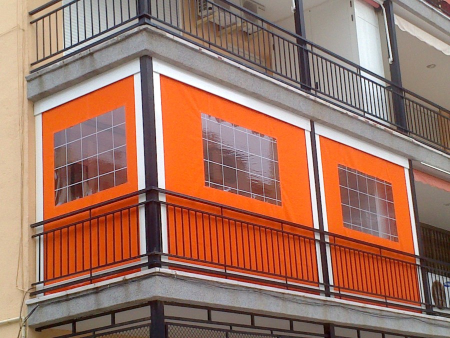 Toldo contraviento con ventana