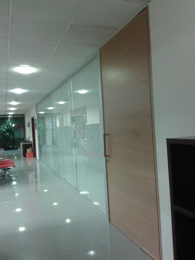 Mampara de cristal con puerta de madera