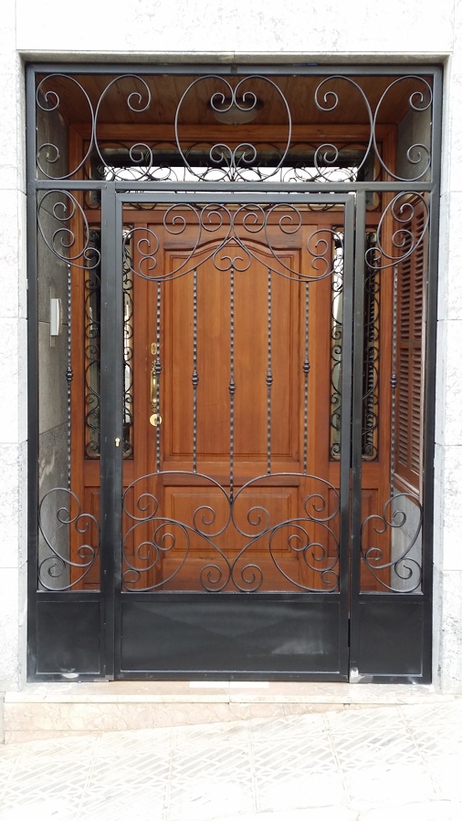 puerta con fijos artesanal