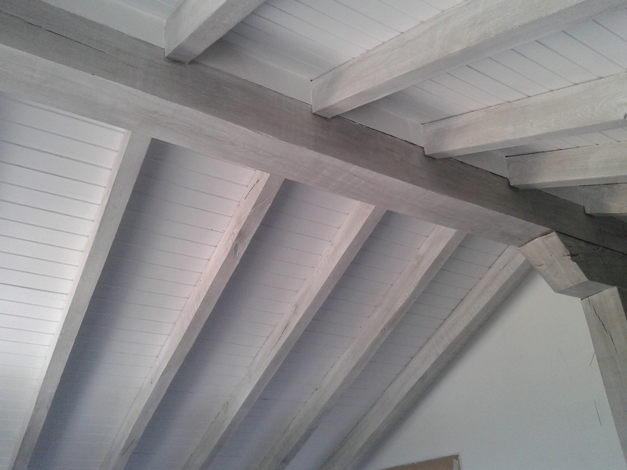 Techos madera blancos con bigetas gris claro