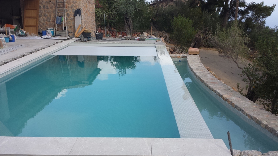 piscina desbordante con cubierta de automatica