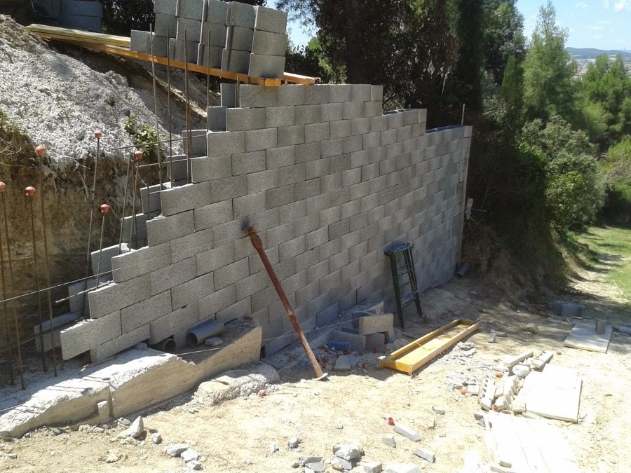 Muros de contención de hormigón armado, vallas de bloque Splits u obra vista