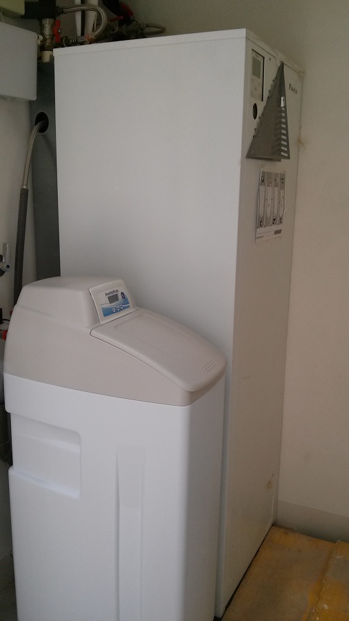 Detalle de Descalcificador y U. Interna Aerotermia Daikin