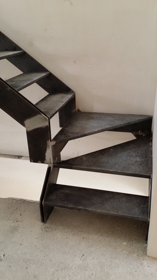 escalera de chapa con rellano partido