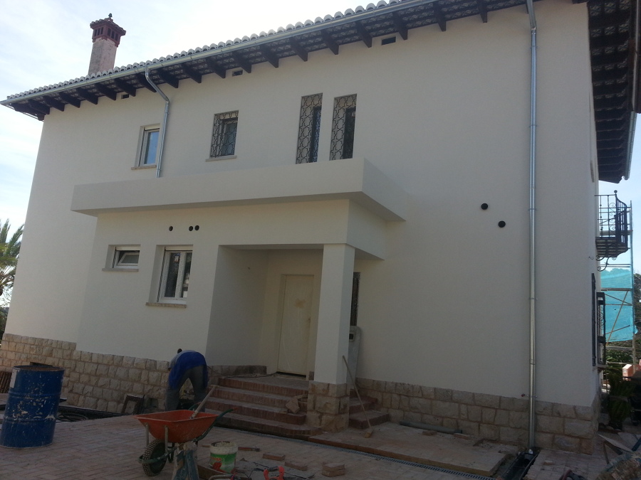 Fachada restaurada chalet en Rocafort.