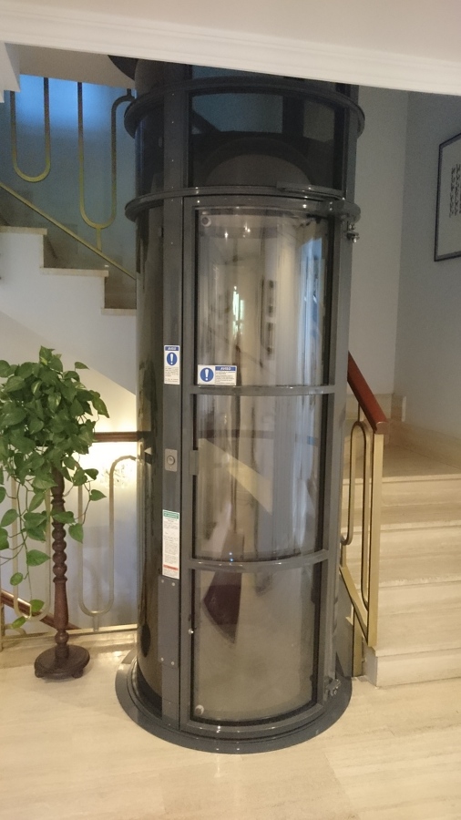 ASCENSOR NEUMÁTICO EN VIVIENDA UNIFAMILIAR