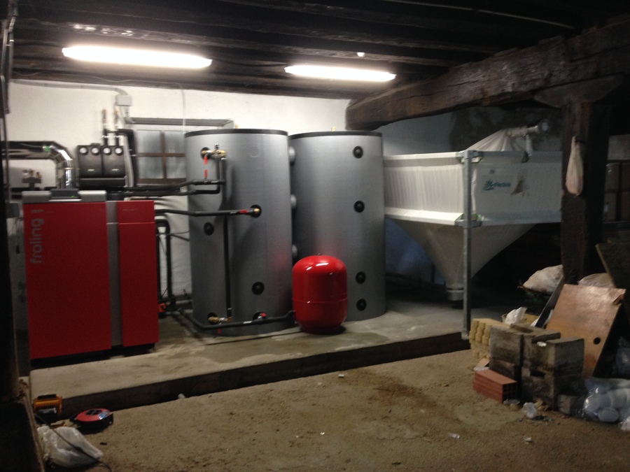 Instalación de caldera mixta (leña+pellets), con silo textil para pellets y producción de ACS para vivienda particular en Navarra