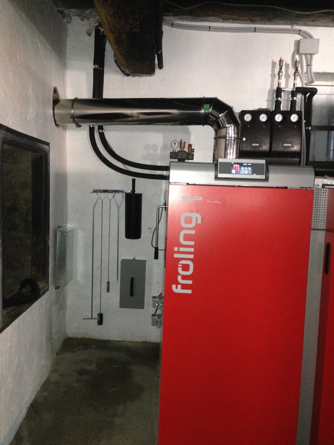 Instalación de caldera mixta (leña+pellets), con silo textil para pellets y producción de ACS para vivienda particular en Navarra