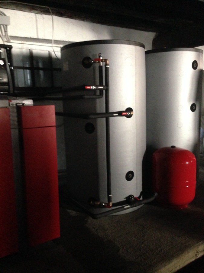 Instalación de caldera mixta (leña+pellets), con silo textil para pellets y producción de ACS para vivienda particular en Navarra