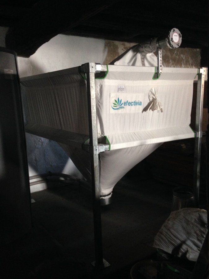 Instalación de caldera mixta (leña+pellets), con silo textil para pellets y producción de ACS para vivienda particular en Navarra