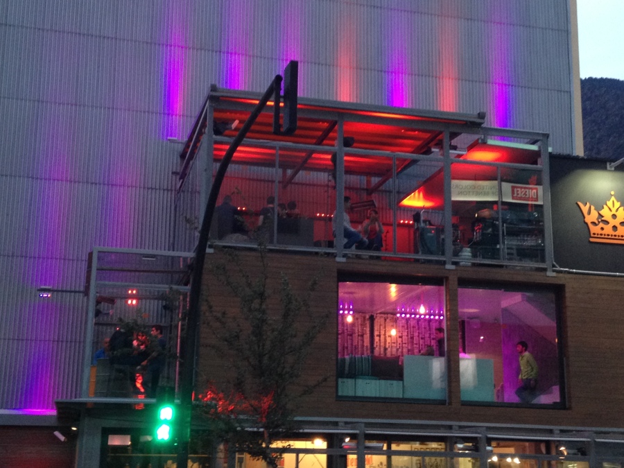 Iluminación LED RGB de edificio comercial en Escaldes-Andorra