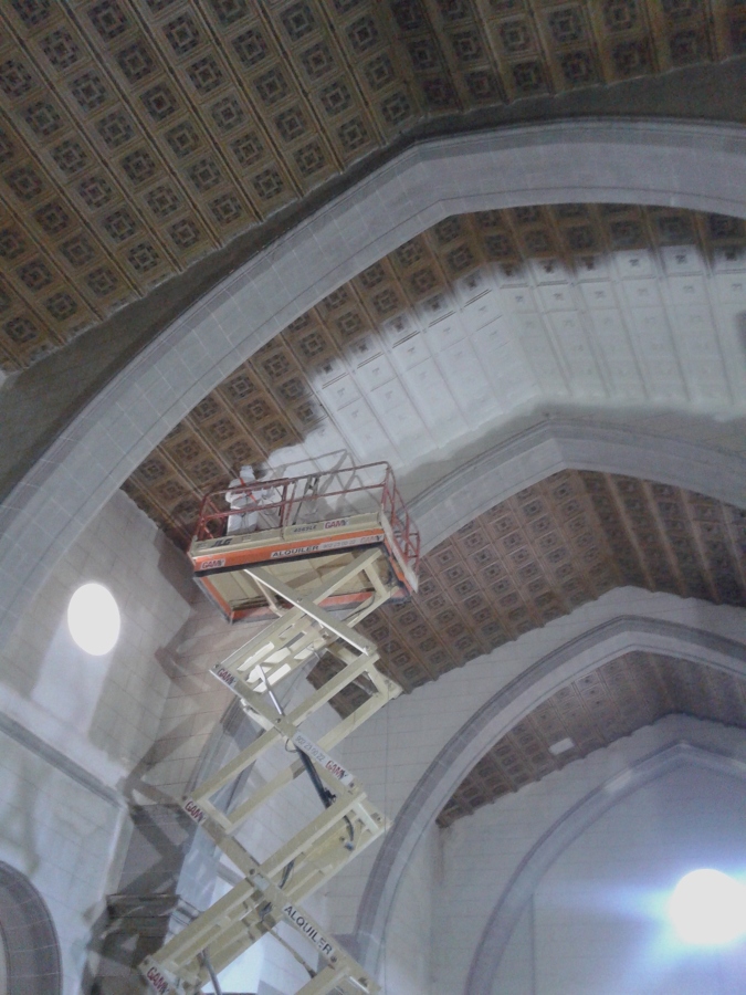 pintando techo de iglesia 