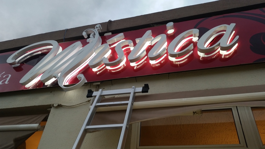 fabricacion e instalacion corporeas con iluminacion led