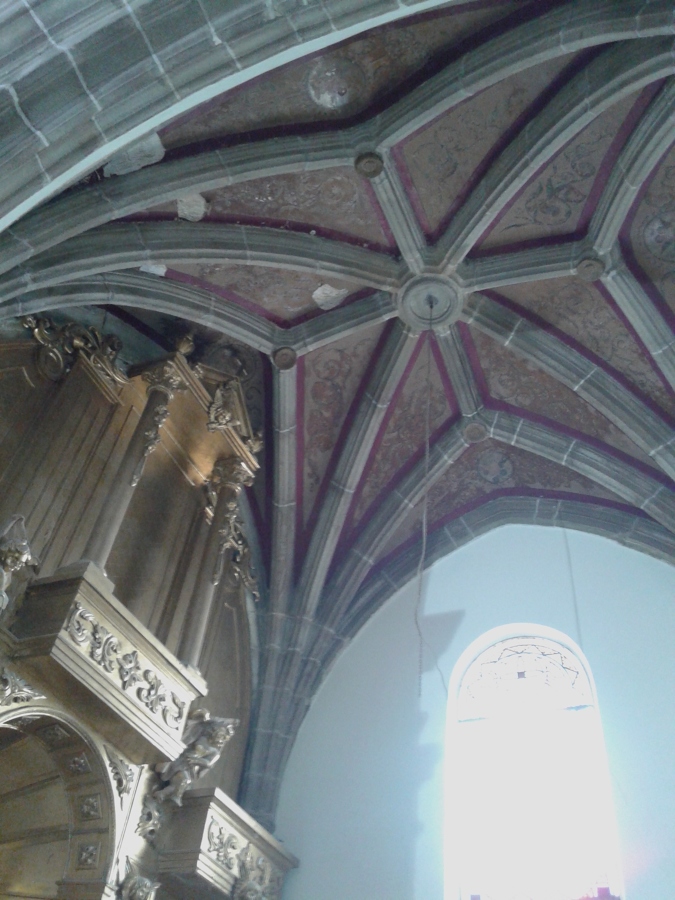 recuperacion de pinturas antiguas de una iglesia.