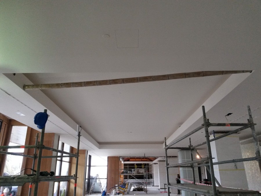 Construcción techo acceso principal hotel