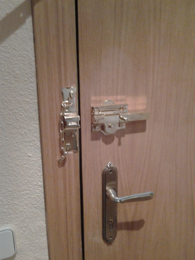 cerrojo en puerta blindada