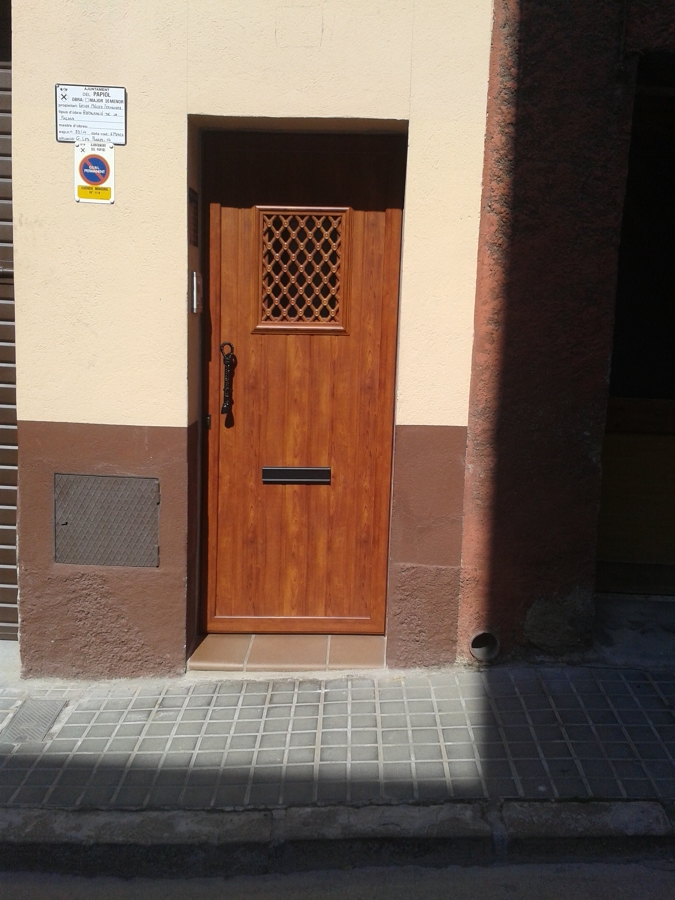puerta principal a una vivienda y a un negocio