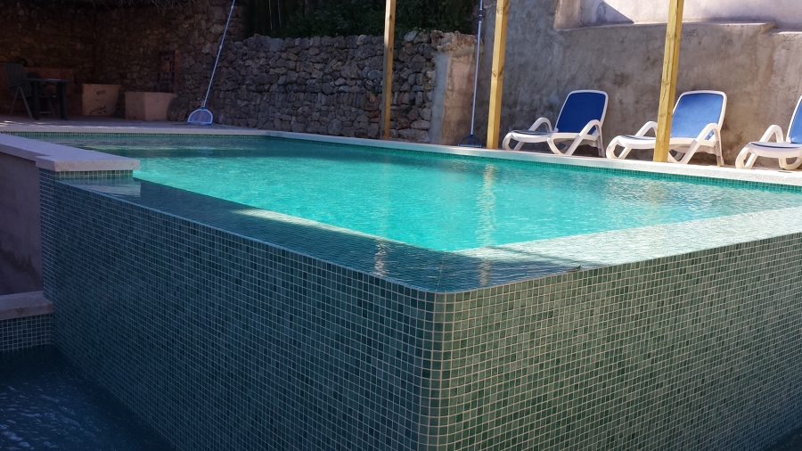 piscina con cascada a dos lados