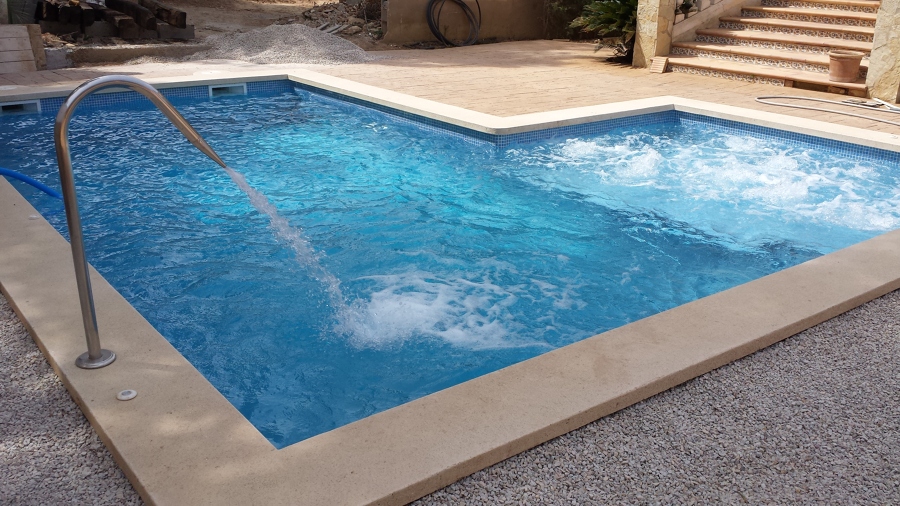 piscina con cañon masaje y zona de burbujas