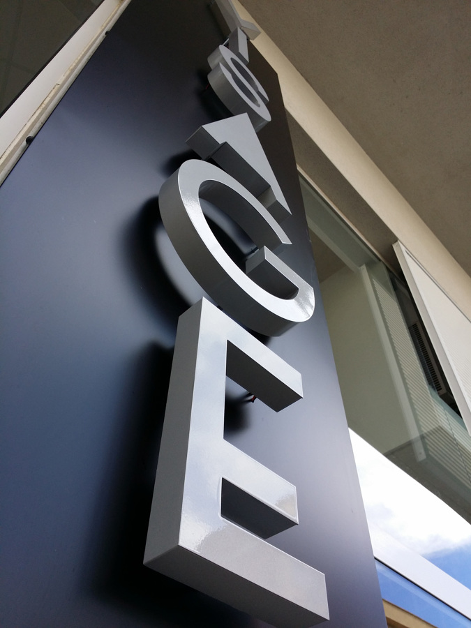 Rotulo con base de aluminio  y letras corporeas de aluminio retro iluminadas.