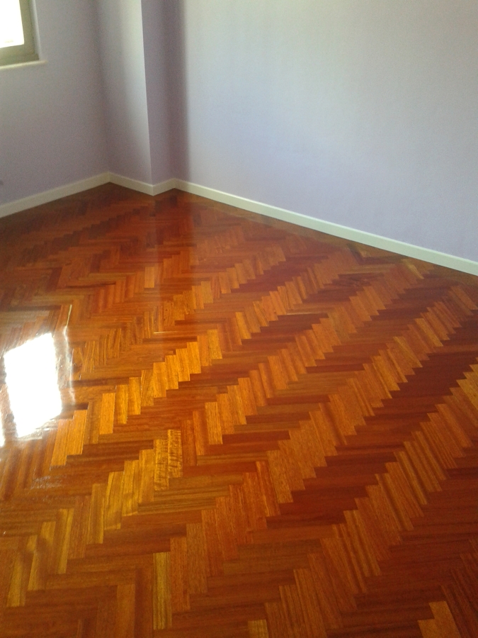 Acuchillado y barnizado