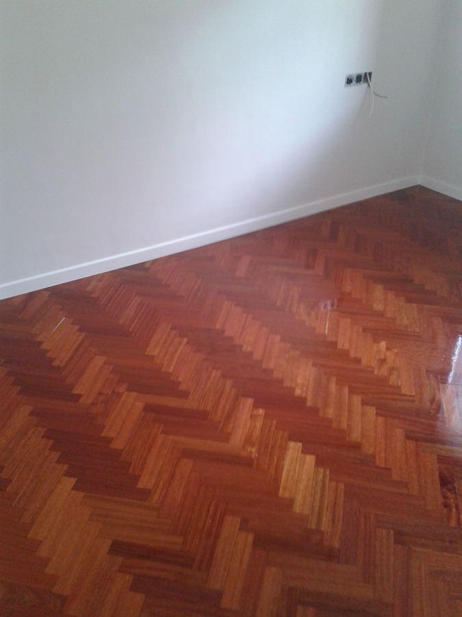 acuchillado y barnizado