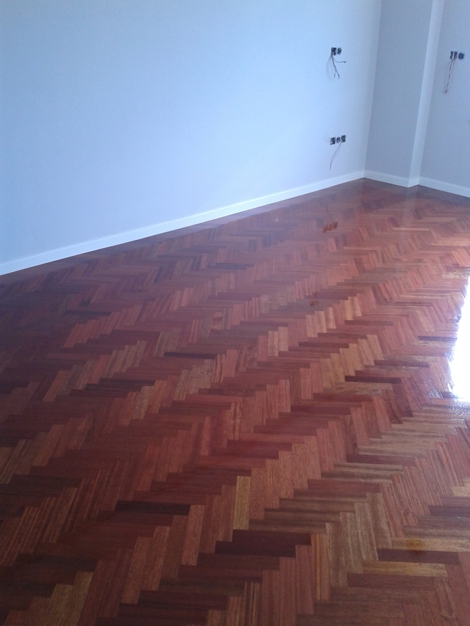 Acuchillado y barnizado