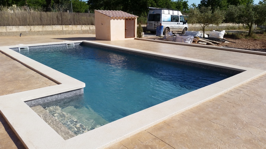 piscina con escalera lateral