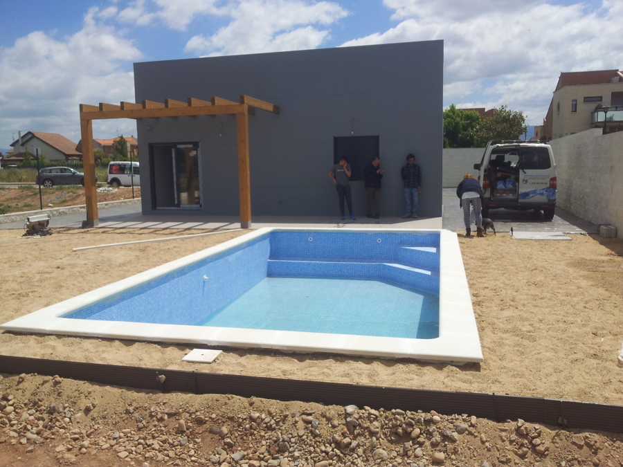 Piscina adosada a una casa energéticamente Eficiente