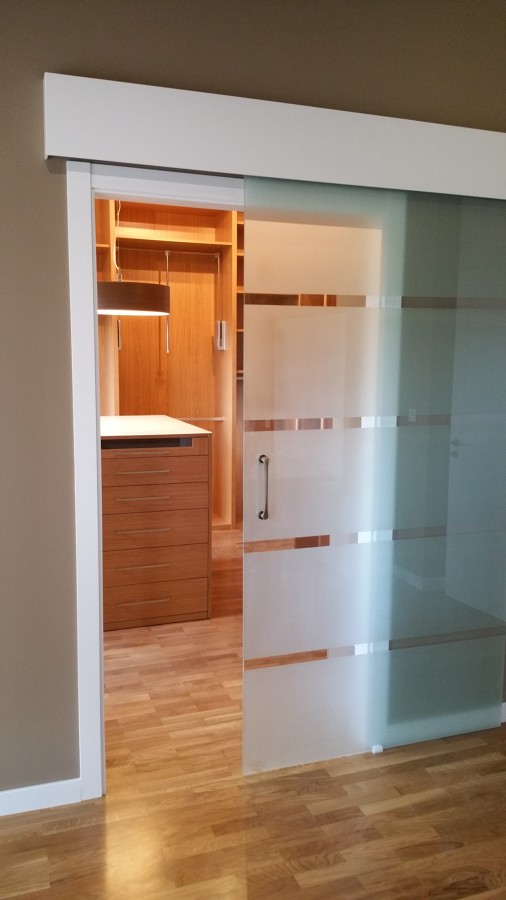 Vestidor con puerta de cristal