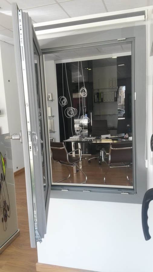 Ventana de seguridad certificada sin necesidad de rejas, cerraderos en todo el perímetro con bulones tipo champiñoñ