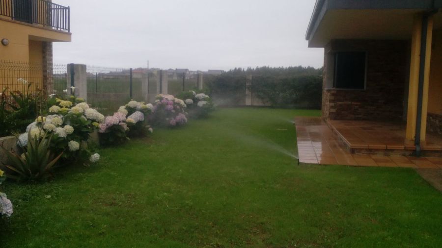 Implantación y riego césped - Benquerencia