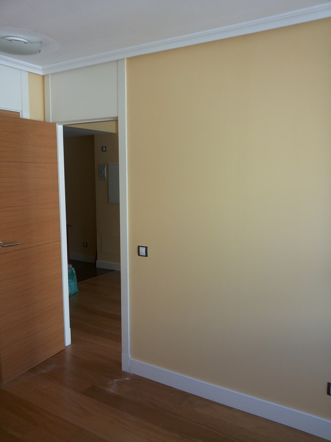 Pintado en plástica mate techos blanco y paredes color ocre