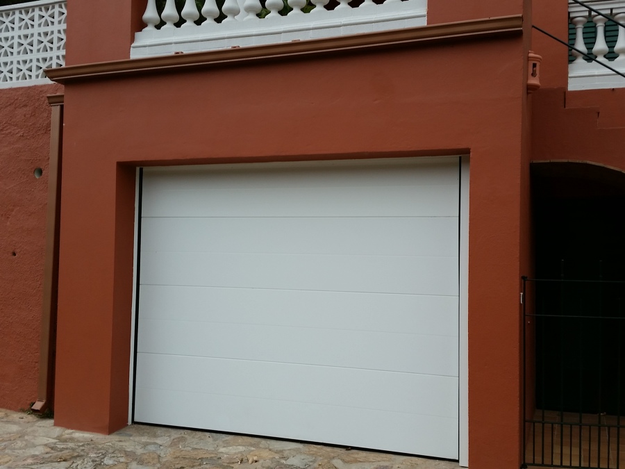 PUERTA SECCIONAL EN PANEL LISO