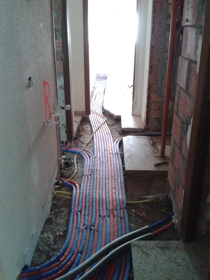 Colocación y Distribución de la Instalación de Fontanería y Electricidad en una vivienda.