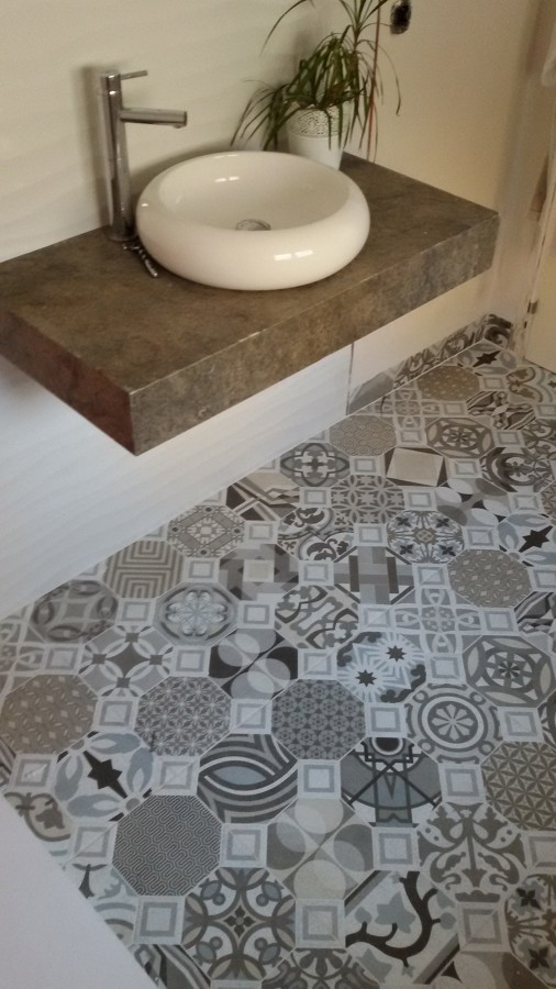 Baño con solería vintage