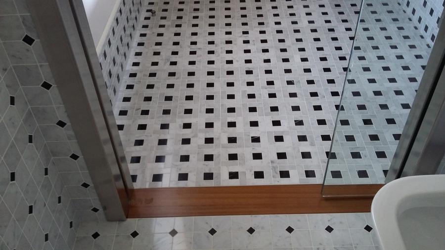 Alicatado y solado en baño con puerta corredera de cristal