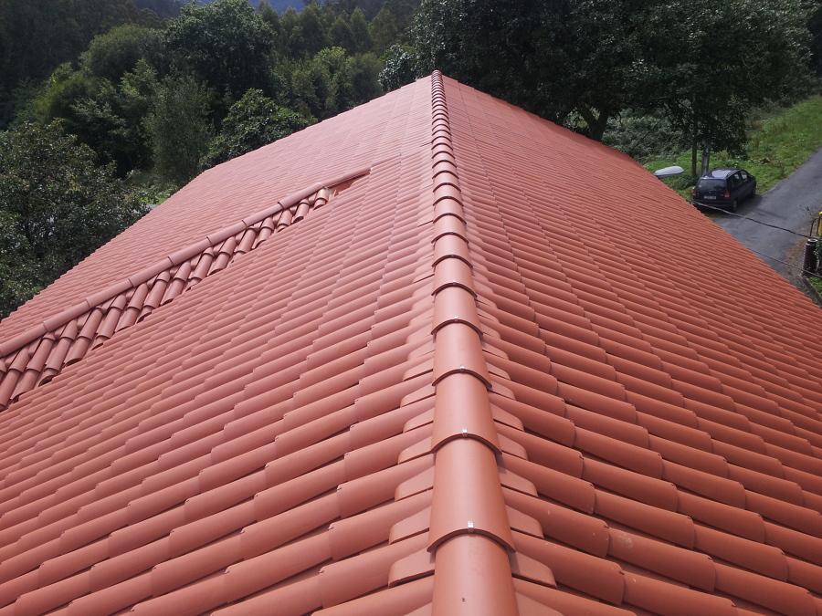 Tejado de teja y uralita en Miño
