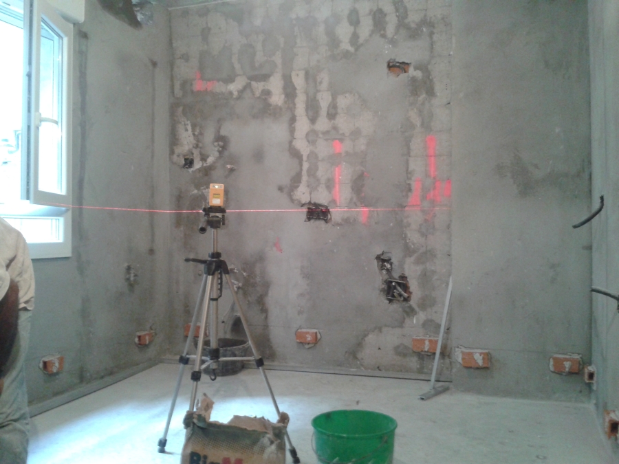 Nivelación Laser para Correcta Colocación del Azulejo en Cocinas y Baños.