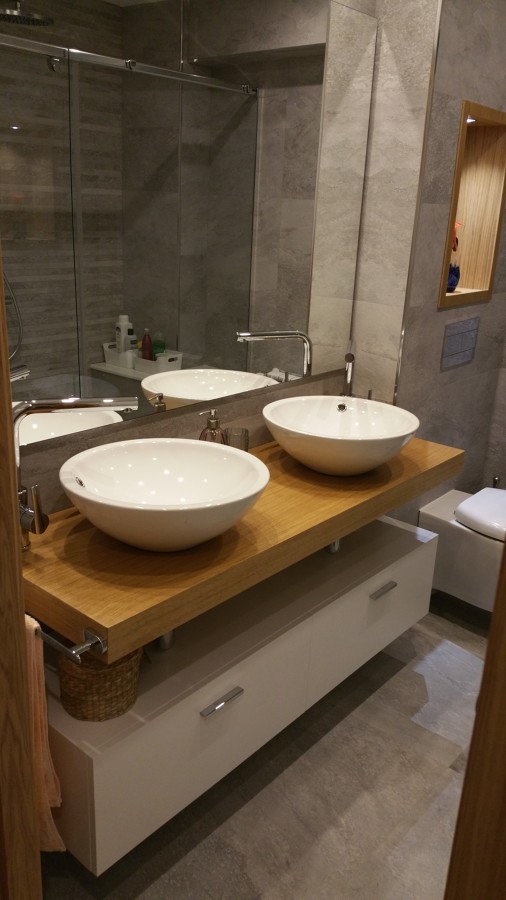 baño de piedra gris