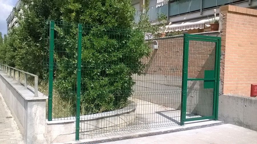 CERRAMIENTO PANEL VERDE MAS PUERTA PEATONAL