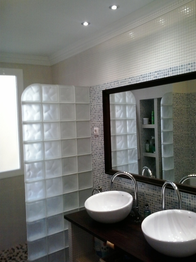 Detalle de mampara de ducha con ladrillos de PAVÉS