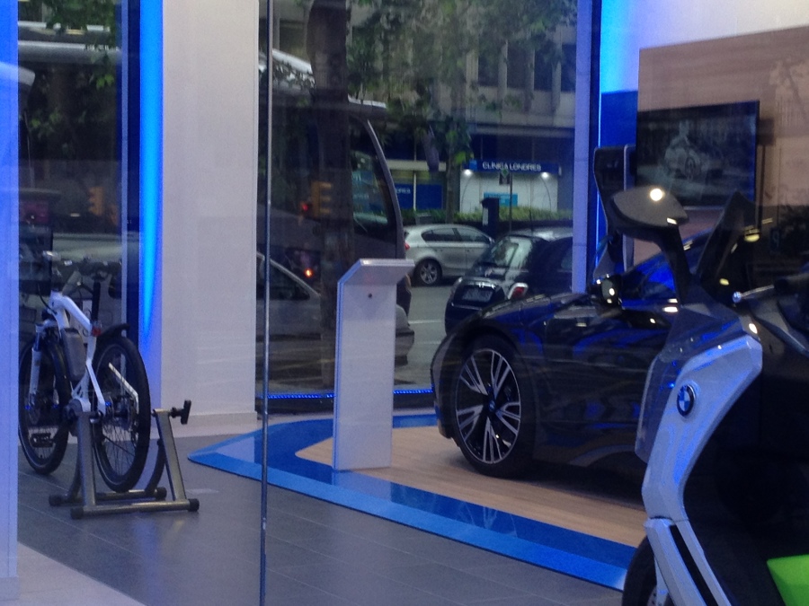 Iluminación LED decorativa en tienda BMW (Barcelona)